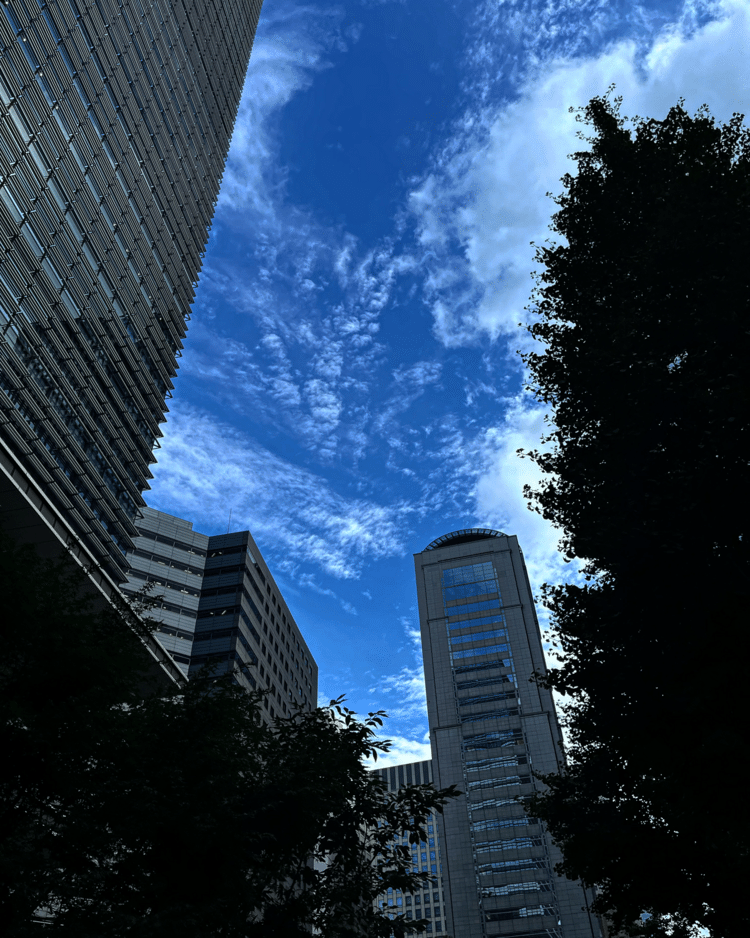 ビル間の青空