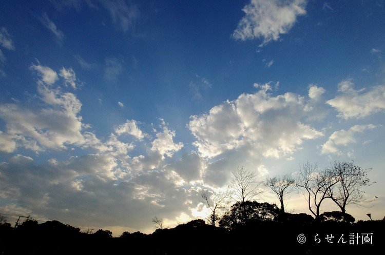 ほんとは、横浜。

太陽と雲と青い空。