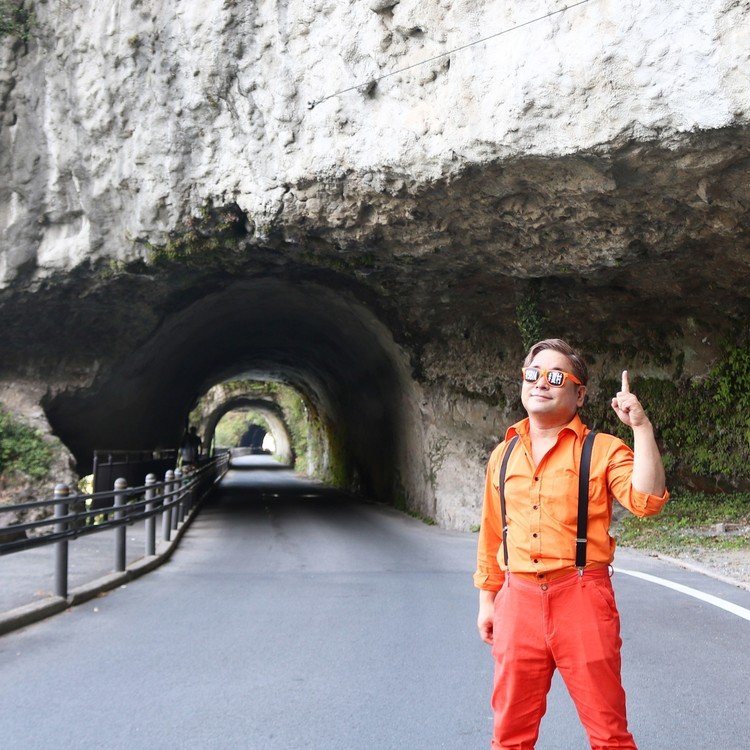 今回は、青の洞門です。
大分県中津市本耶馬渓町にある洞門(隧道、トンネル)です。
名勝耶馬渓に含まれ、山国川に面してそそり立つ競秀峰の裾に位置する。全長は約342mで、そのうちトンネル部分は約144m。大分県の史跡に指定されるとともに、耶馬日田英彦山国定公園の域内にも含まれる。晩秋の紅葉時期は特に観光客が多いらしいです。