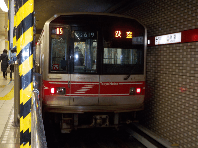 池袋駅に停車中の東京メトロ02系の画像