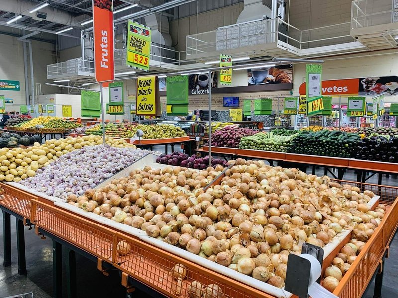 海外スーパー・ブラジルのスーパーの店内に並ぶ野菜