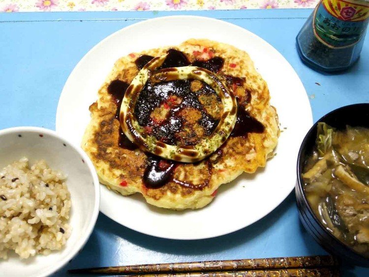 今夜はブタキャベツチーズ紅ショウガイリコ山芋玉子お好み焼き、白菜油揚げ謎のお味噌汁、ご飯です。