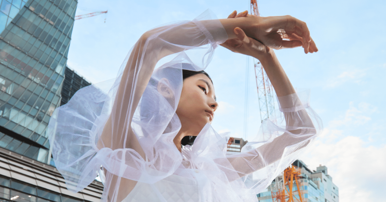 凧のように風になびくのが風と遊んでいるみたい Anrealage 門田怜 Rakuten Fashion Week Tokyo Note