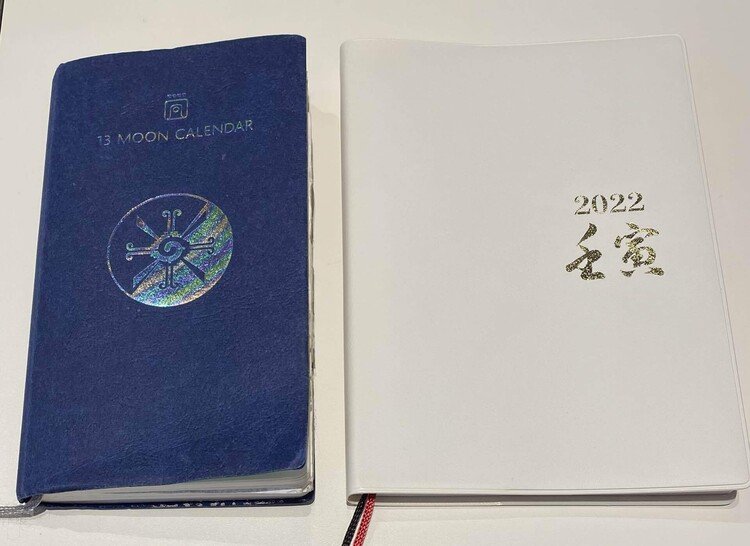 「13の月の暦・手帳」(左)と「算命学ダイアリー」(右)。9月から両方使うことにする。ウエイト的には、「算命学ダイアリー」8、「13の月の暦・手帳」2くらいで使う。