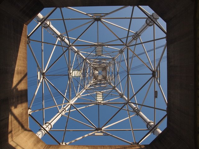 台座付き鉄塔の結界。2014年9月撮影。