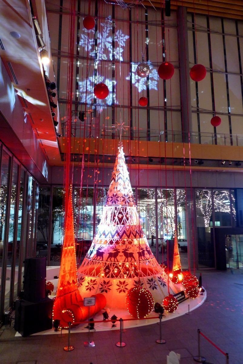 丸ビルのクリスマスツリーは大きなノルディック柄のテントにすっぽりと 大小の赤い球体は毛糸玉です しろくま Note 丸ビルのクリスマスツリーは大きなノルディック柄のテントにすっぽりと 大小の赤い球体は毛糸玉です しろくま Note