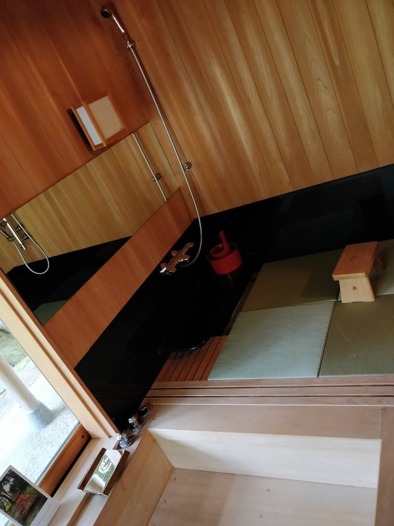 正座して展示を見る美術館 ヨオスケ Note