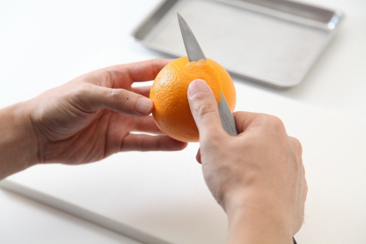 方 オレンジ 剥き 【ライフハック】世界が注目した「たった30秒でオレンジをキレイにむく方法」とはコレだ！ 3カットでクルンとむけちゃう