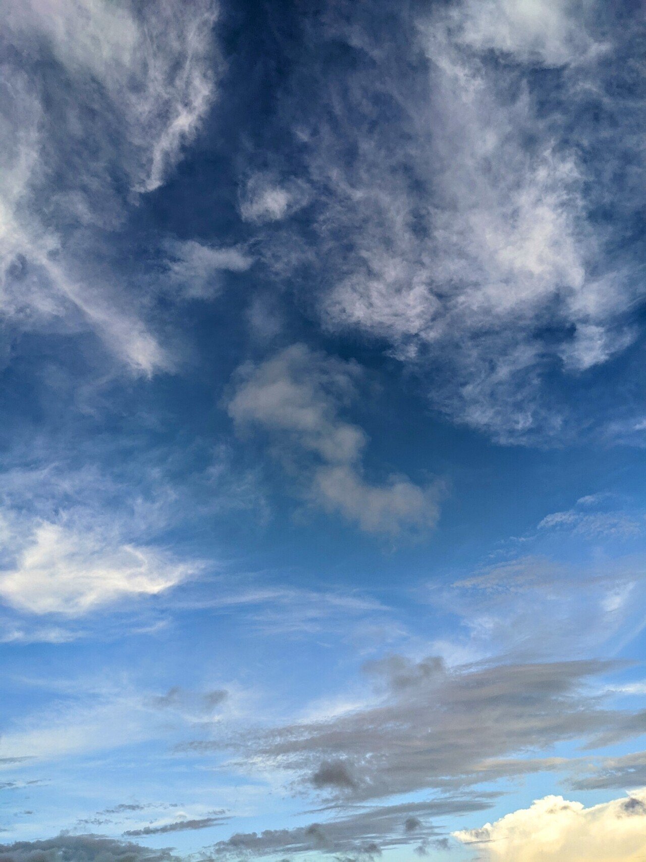 今日の開運アクションは 直行する です 写真は 雲 灰色雲と白い雲 灰色雲は早く流れ去り 白雲はのほほんと進んでいる それぞれの事情あり 宅配が届くので 家に 直行します 待つ時 いろは Note