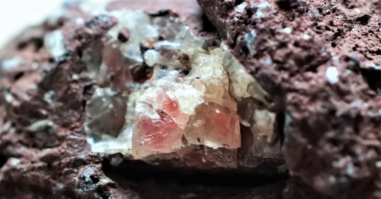昔森で拾った謎の石 思い出の石 （日本から発見された新鉱物たち