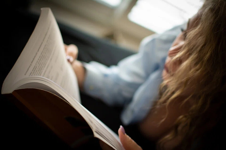 女性・読書・学習・金髪・集中