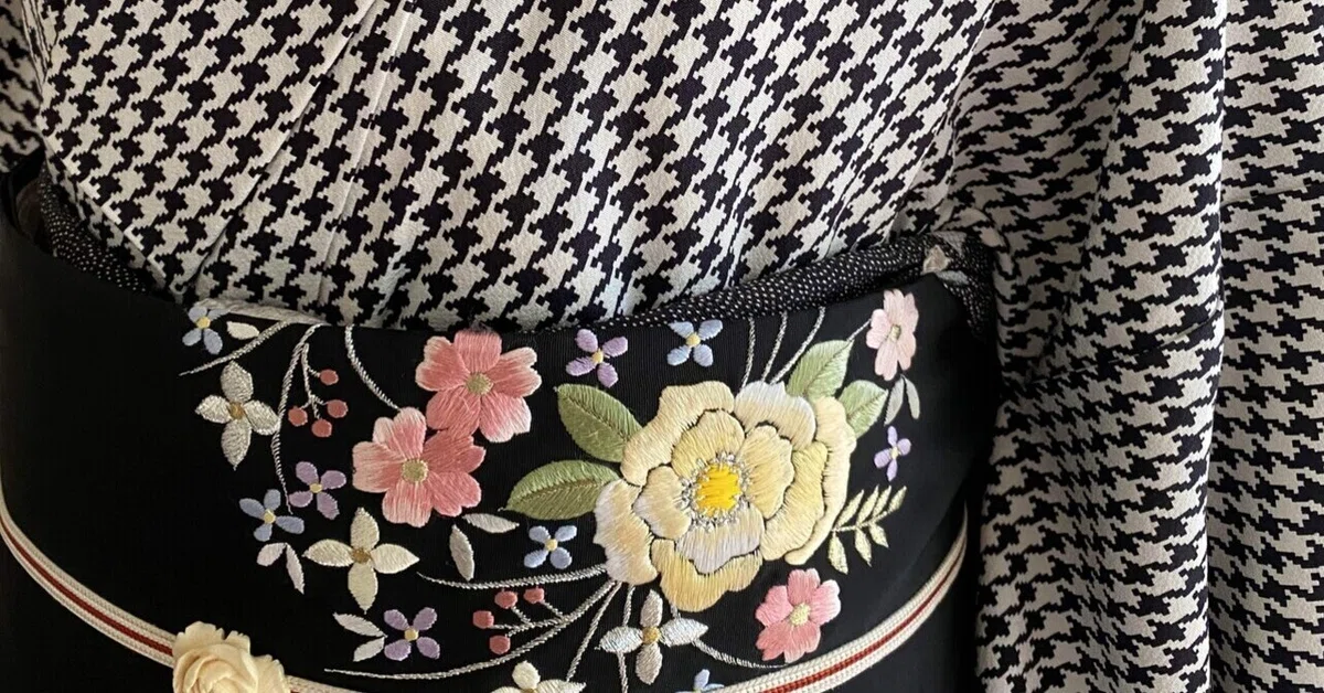 帯 新品未使用 刺繍 まり 10万 名古屋帯 黒 多目