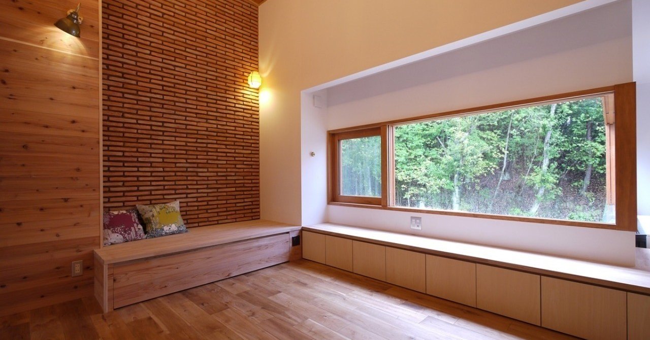 木製窓が額縁のように森の風景を切り取るリビング｜みゆう＊ママ建築士｜note