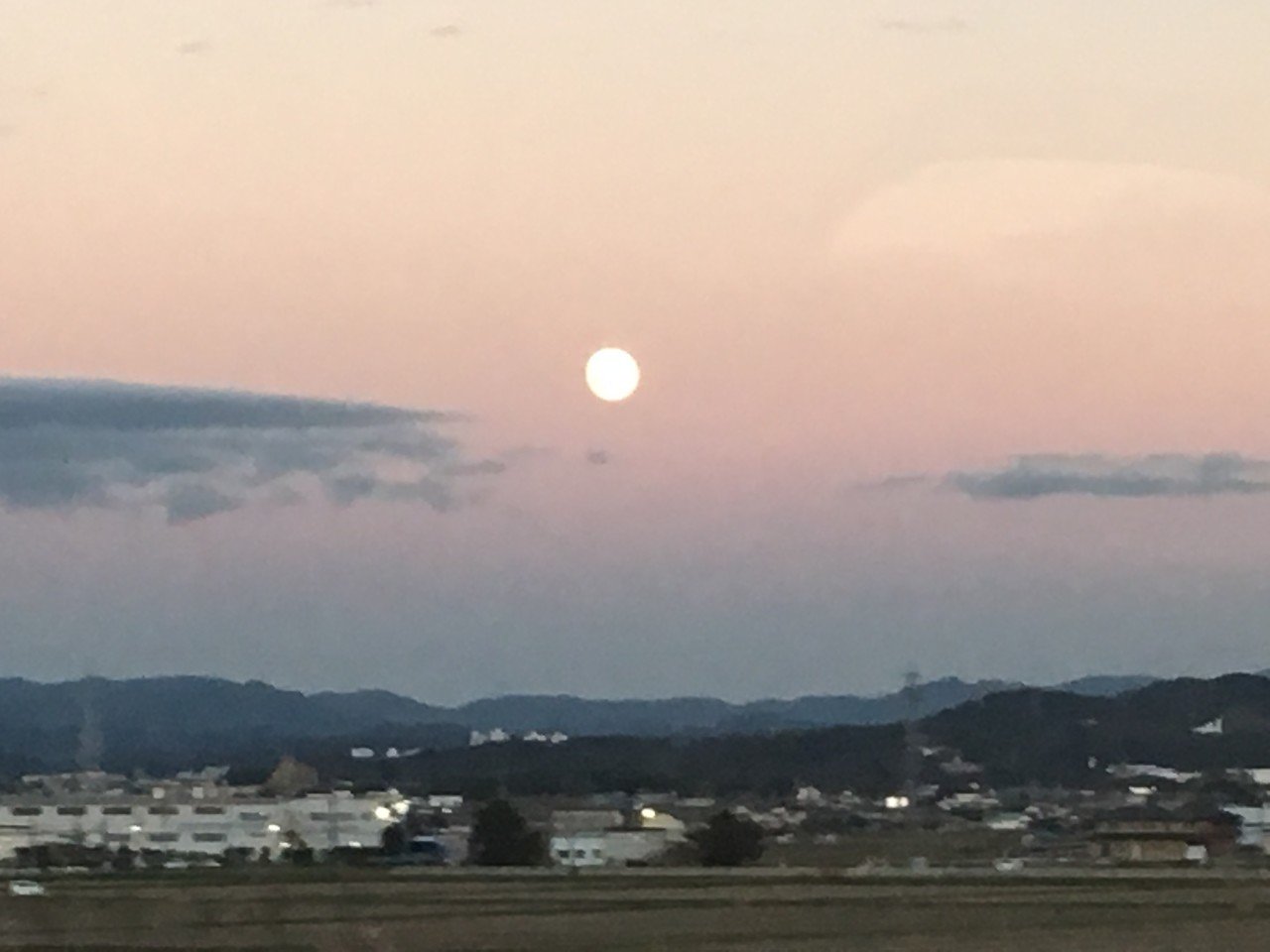 夕方の月 今日は 満月 かなぁ Mayu Mikutakumama Note 夕方の月 今日は 満月 かなぁ Mayu Mikutakumama Note