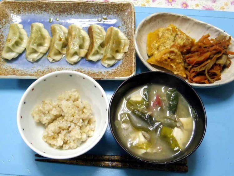 今夜は宇都宮紫蘇餃子、南瓜のしょうがしなもん豆乳炊き、キンピラごぼう、豆腐とかワカメとかの汁、ご飯です。