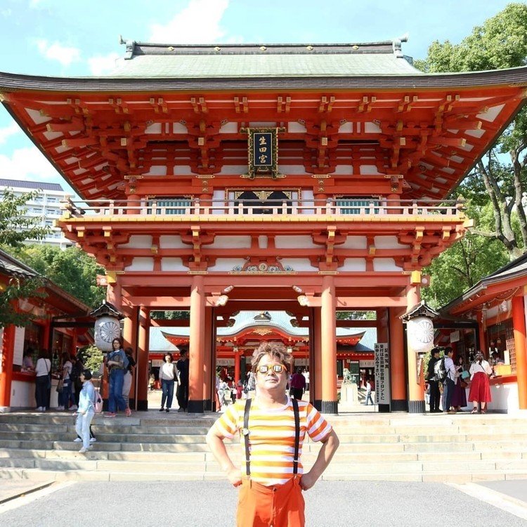 今回は、生田神社です。
生田神社は、兵庫県神戸市中央区下山手通一丁目にある1800年以上の歴史を持つ神社です。
かつて、現在の神戸市中央区の一帯が社領であった所から、神地神戸(かんべ)の神戸(かんべ)がこの地の呼称となり、近年に神戸(こうべ)と呼ばれるようになり、これが神戸の地名の語源です。
祭神は稚日女尊(わかひるめのみこと)であり、機殿(はたどの)で神服を織られる神様です。
糸を合わせながら織り成す、 人と人との縁を結ぶ、恋愛成就、夫婦円満の神様です。
地元では「生田さん」として親しまれています。