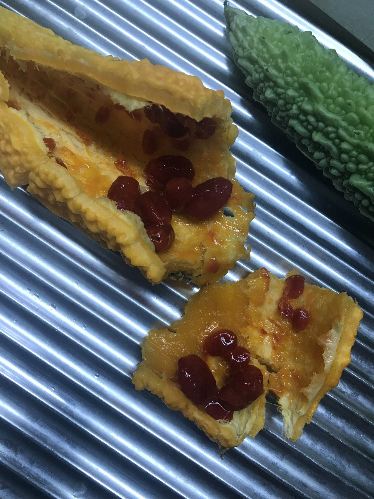 完熟ゴーヤ 赤いのは種 赤いところはちゅるんと食べられる 甘くて美味しい 黄色いところはなんだか見ぢ流のゴーヤ より苦味がないしパブリカみたいな食感 新発見だ Mayu Note 完熟ゴーヤ 赤いのは種 赤いところはちゅるんと食べられる 甘くて美味しい 黄色いところはなんだか見ぢ流のゴーヤ より苦味がないしパブリカみたいな食感 新発見だ Mayu Note