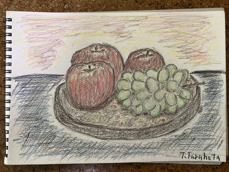 久しぶりに、色鉛筆で林檎と葡萄を描いてみました。