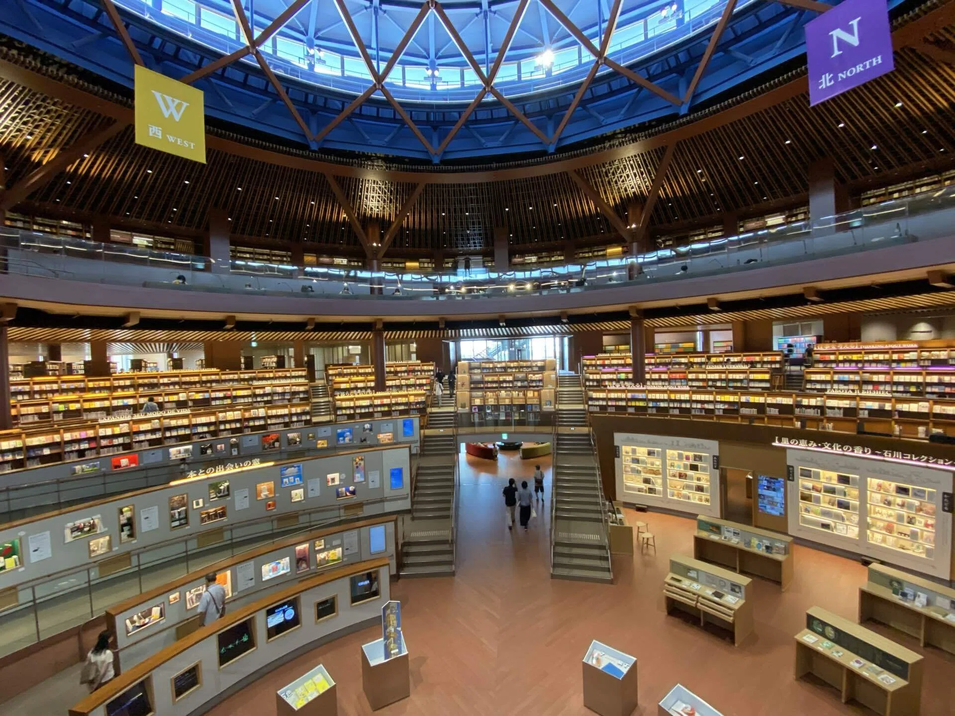 仰天❣️ 巨大図書館】今年7月にオープンしたばかりの金沢にある石川