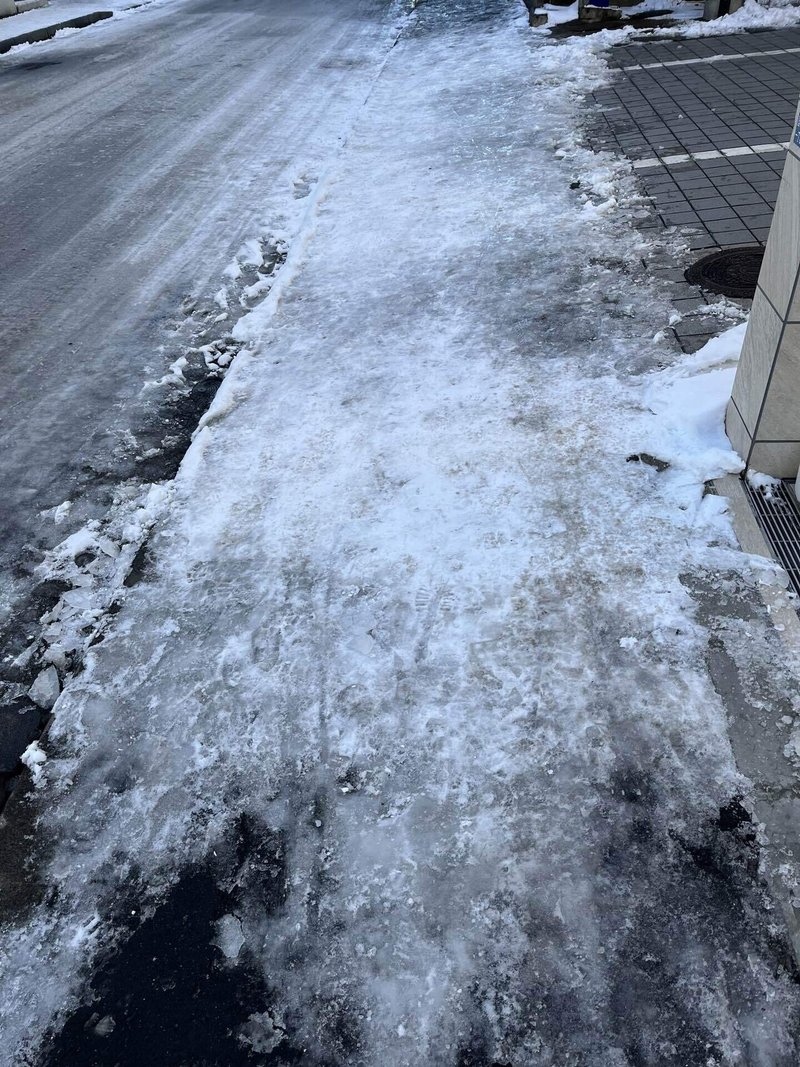 凍った路面