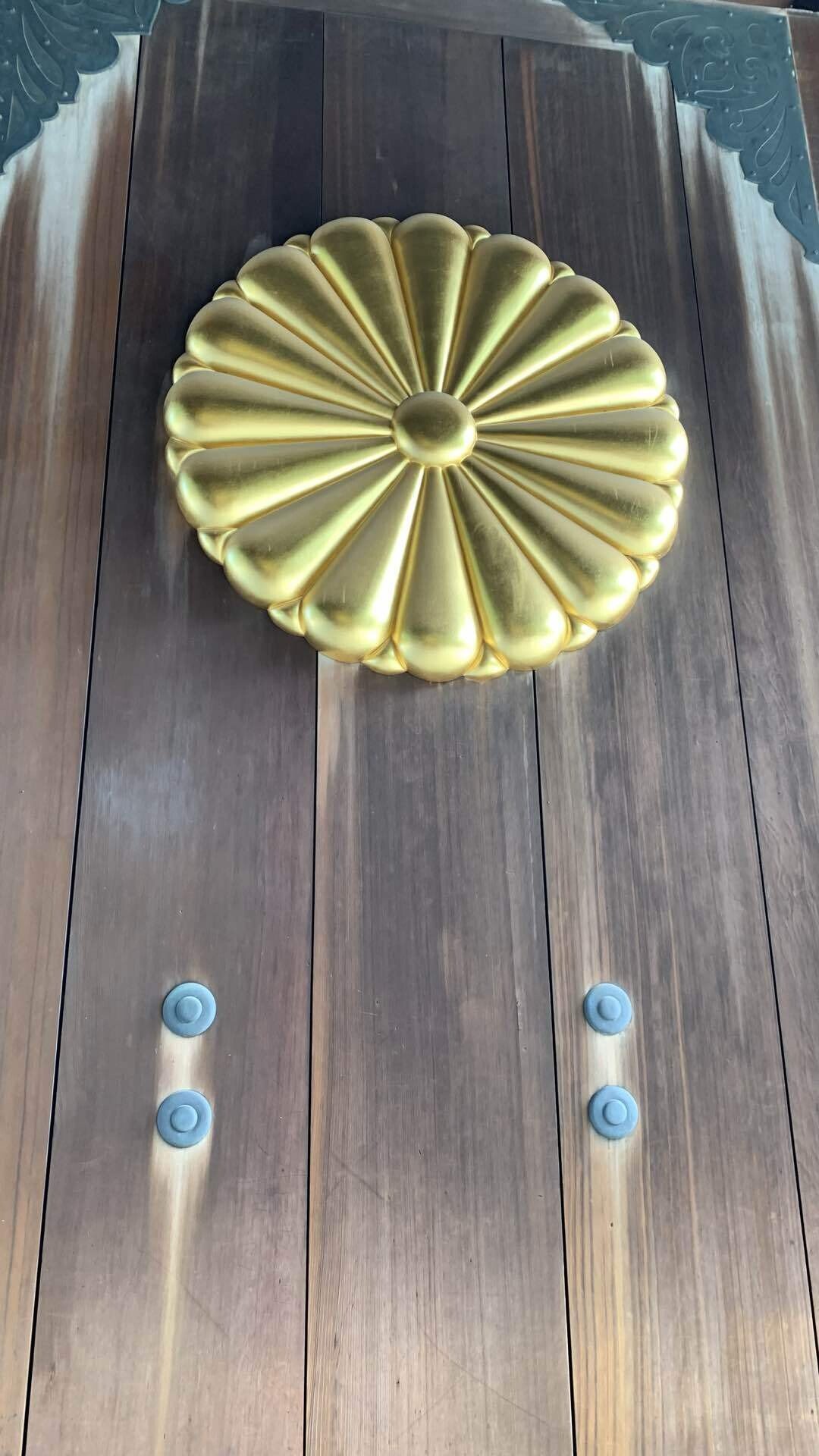 鎌倉時代に、後鳥羽上皇が菊をとても好み、自らの印として愛用し