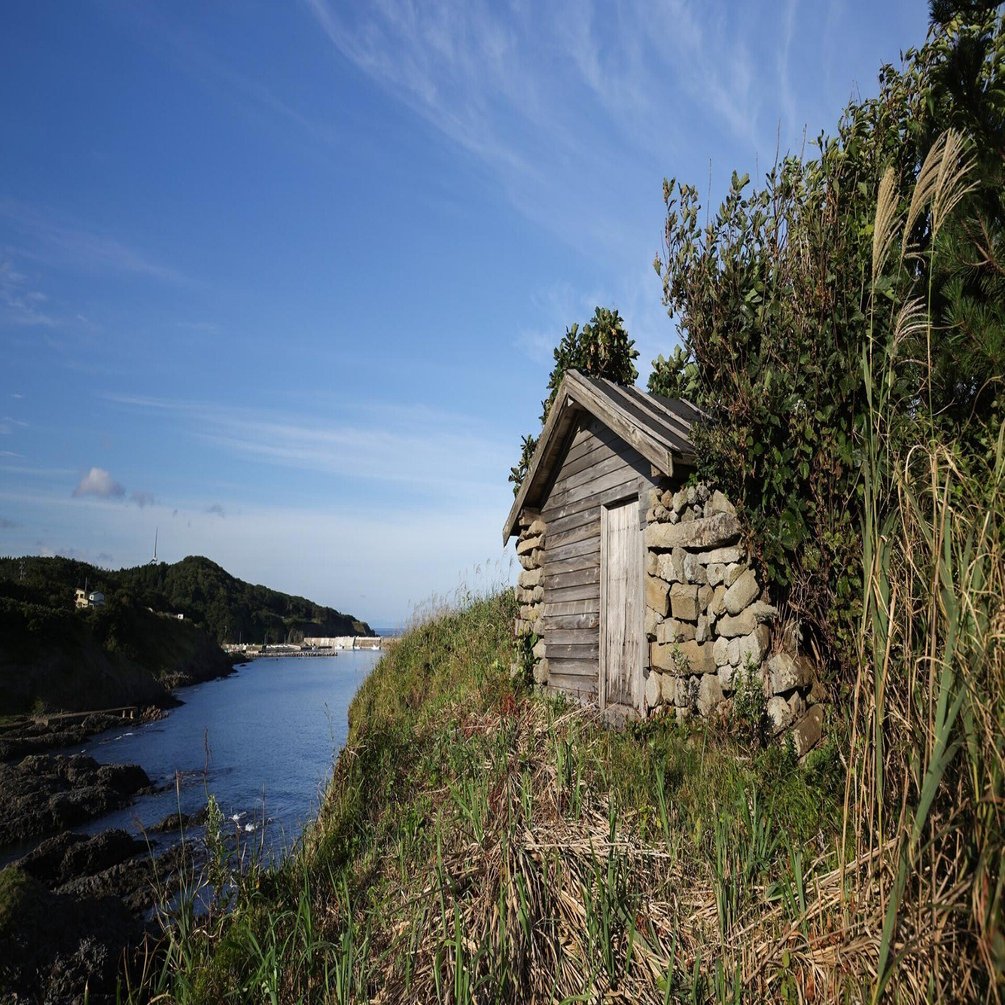 柱状節理の石を活かした小屋｜遠藤 宏 / Photographer