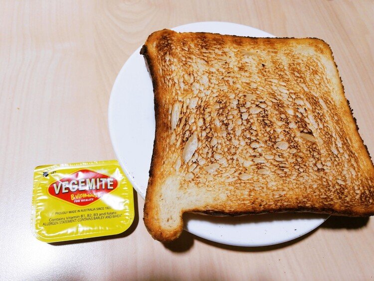 オーストラリアの朝ごはんといえばトーストにVegemite （ベジマイト）。パンに味噌を塗って食べる感じ。