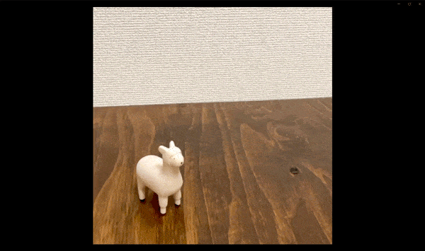 吹き出しのUIが表示されるARのGIF。アルパカの人形からコメントが表示されている。