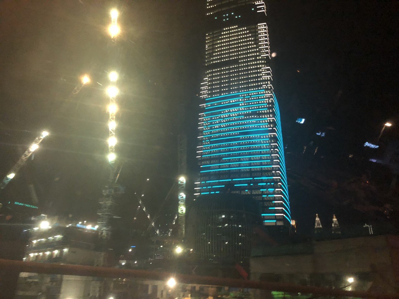 建設中の高層ビルは夜になるとライトアップされて綺麗 こちらはナジブ前首相肝いりの建物です マレーシアでは至る所で建設中のビルや道路が見受けられますが 数年経っても同じ景色の所も マレーシアらしい 渡部 葵 わたなべあおい マレーシア Note 建設中の高層ビルは夜になるとライトアップされて綺麗 こちらはナジブ前首相肝いりの建物です マレーシアでは至る所で建設中のビルや道路が見受けられますが 数年経っても同じ景色の所も マレーシアらしい 渡部 葵 わたなべあおい マレーシア Note