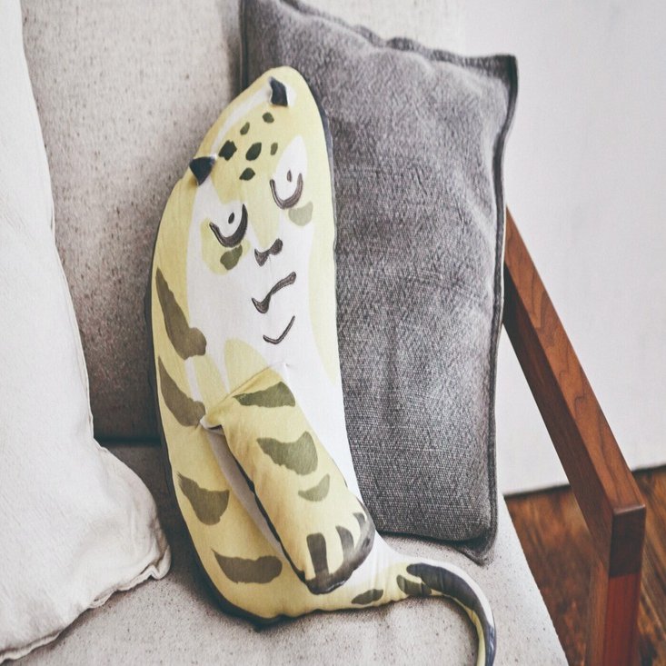 鍬形蕙斎の『鳥獣略画式』から、抱きしめたくなるトラのクッション誕生