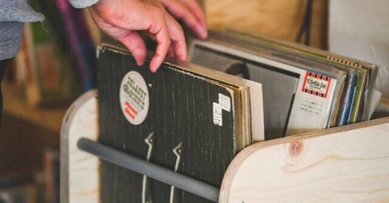 不便を楽しむ レコードラックをDIY｜岩西 剛