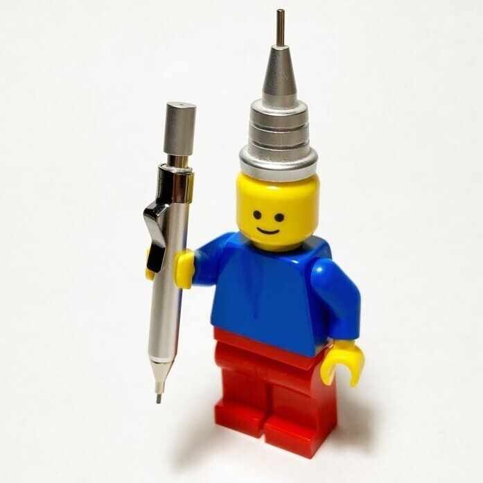 金属の質感も素晴らしい廣瀬鐡筆堂の双頭式芯ホルダーです。軸のえぐれ