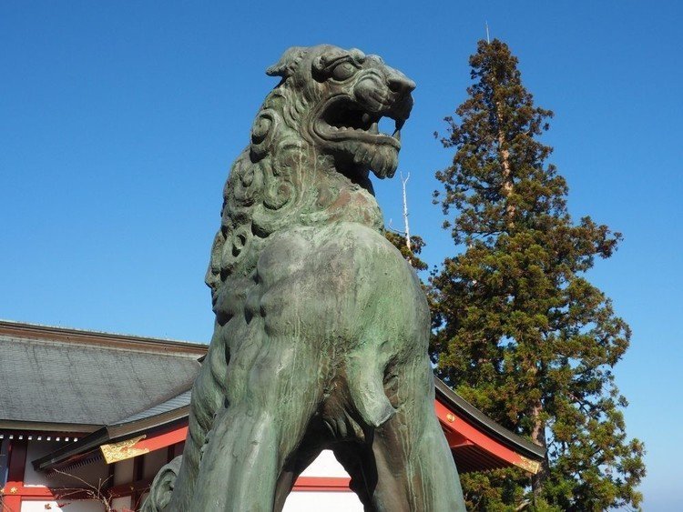 御岳山山頂に鎮座する武蔵御嶽神社の狛犬は“おいぬさま”。秩父三峯神社などと同様にオオカミが守り神である。