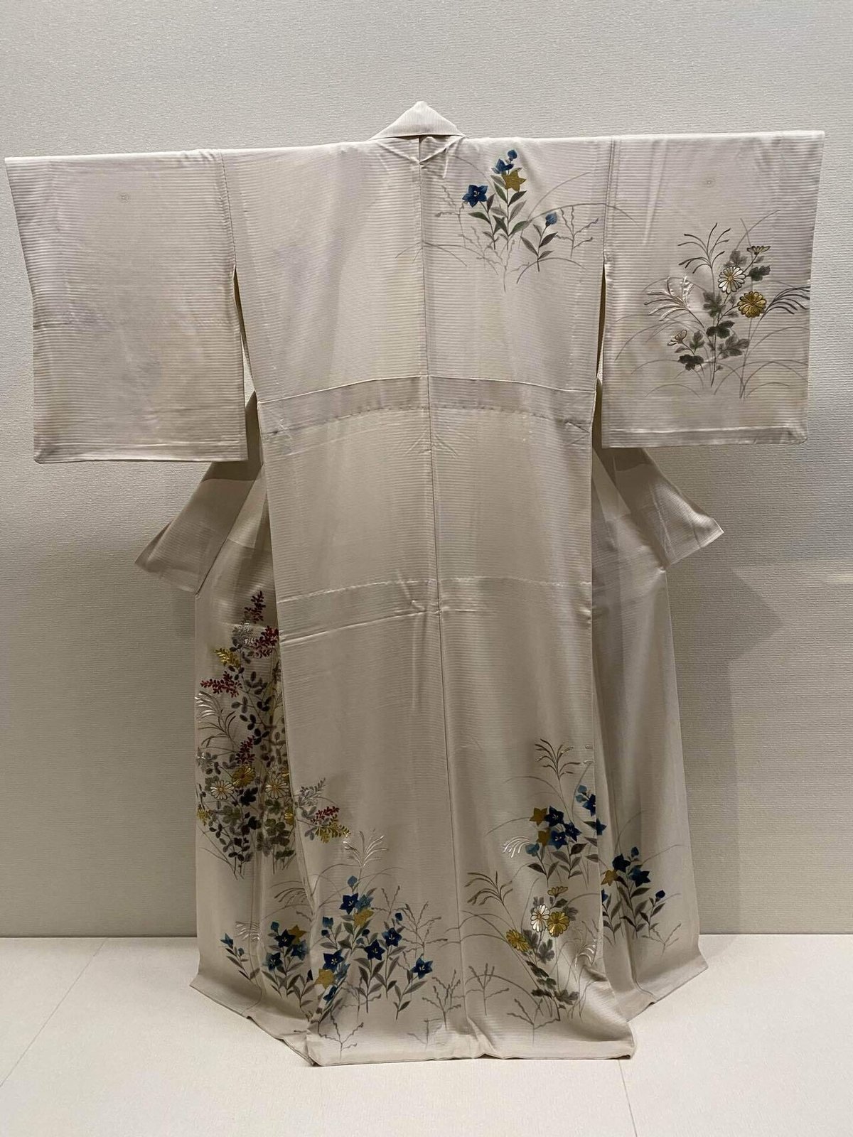 単衣 文様が全て刺繍の小紋 着物 115w （単衣】 【トリエ】 ジャカード  