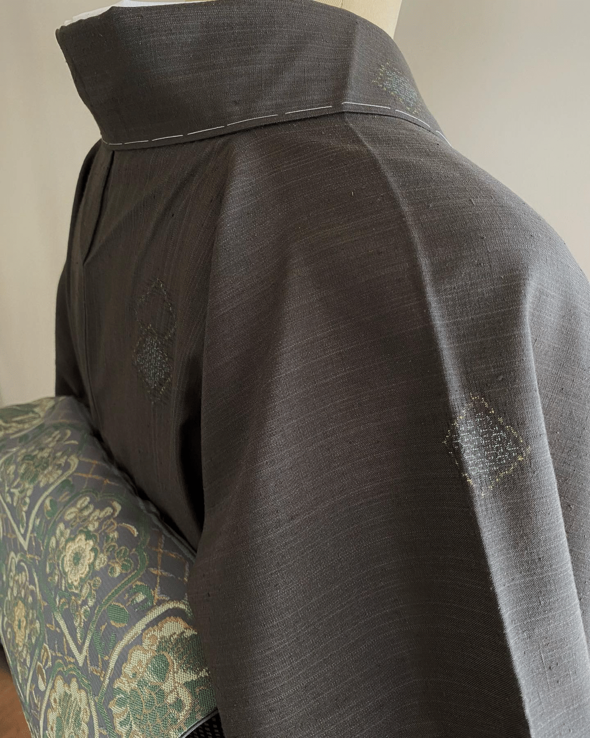 グレーに飛び柄紬｜夢吉きもの