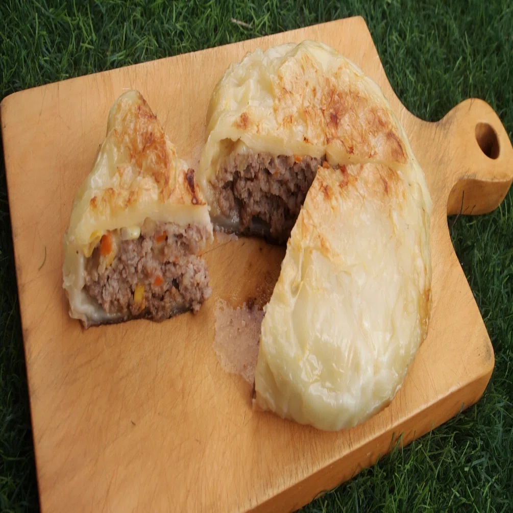 庭でキャンプ飯作り ミートローフのパイ包み 一人静 Note