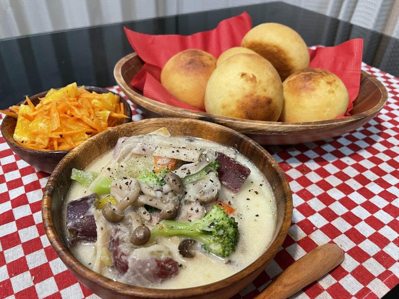 22 9 本日の晩ごはん きのことサツマイモのあっさりシチュー 花畑牧場のコーンパン オレンジ入りキャロット ラペ シチューはルーを使わず カロリーオフ 花畑牧場のコーンパンめ Ayu Note