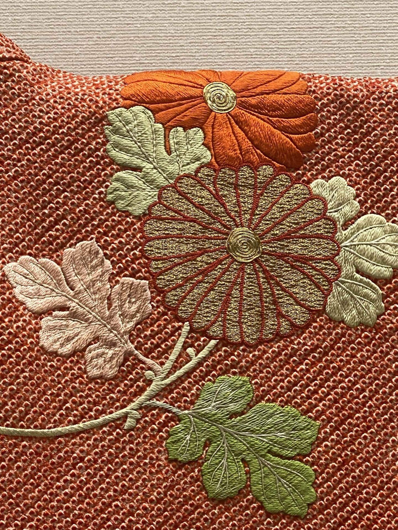 菊花文様刺繍総疋田絞振袖 ＜昭和初期＞｜石崎功（きもの研究家）