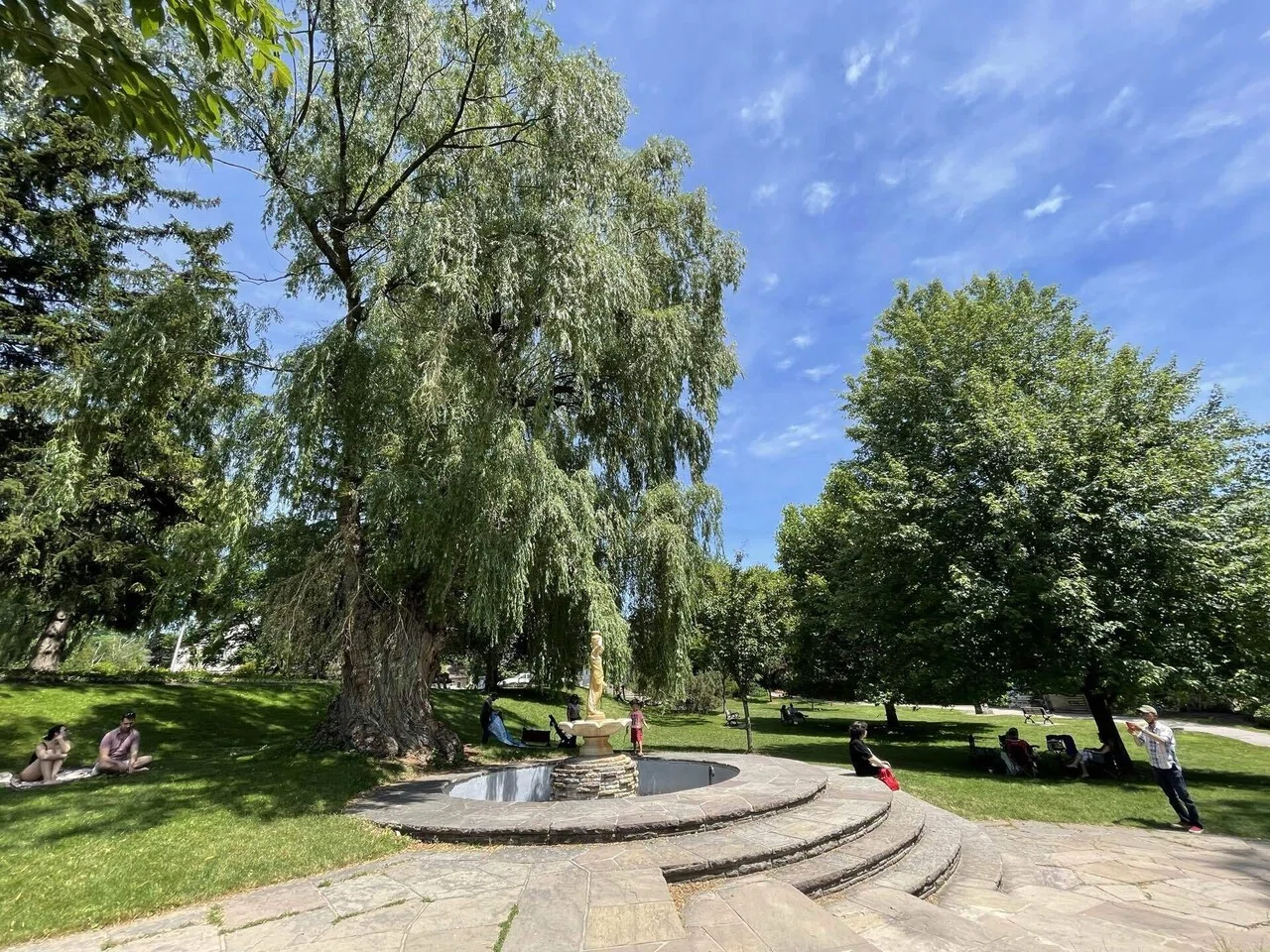 大学が見える公園 25 Torontoの公園｜ikabodo