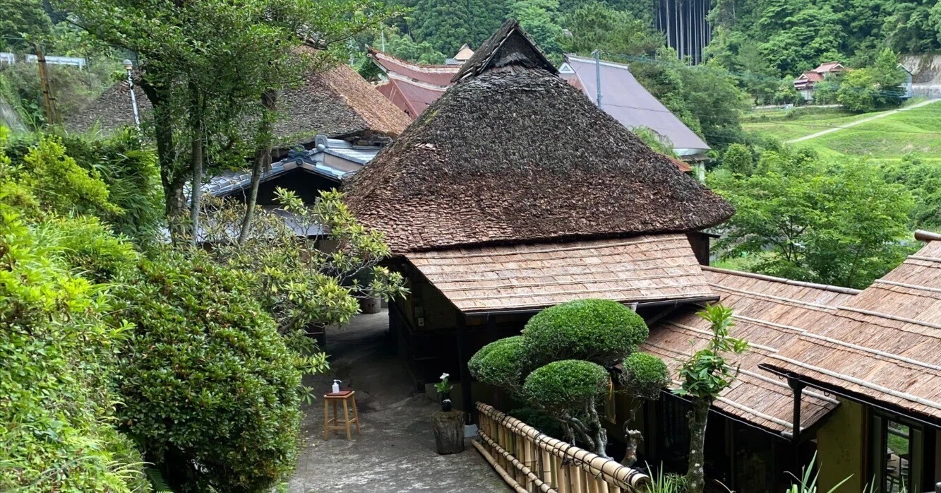Bonzo様用【9缶】ザッチドコテージ　かやぶき屋根 かやぶき屋根の民家の中で｜sanchi
