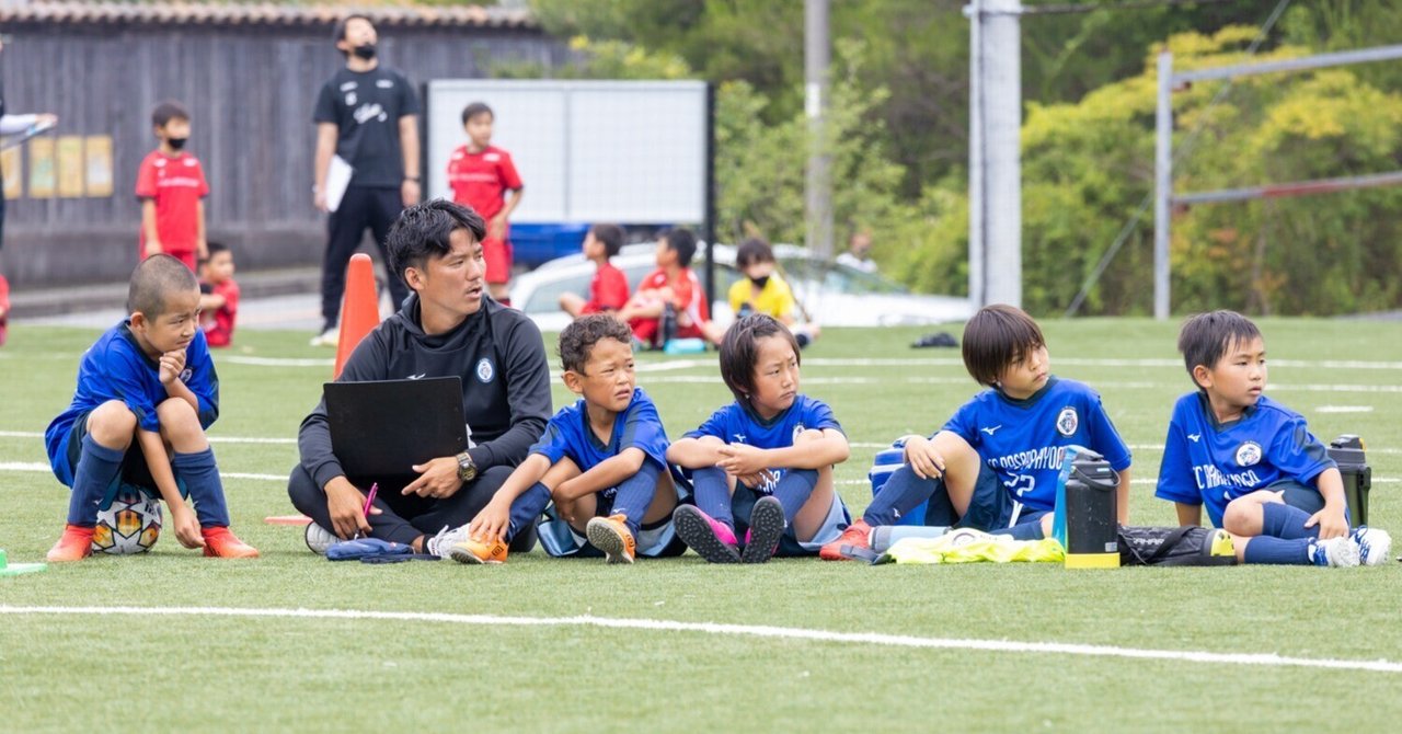 練習後に話す監督の所作と言動に抱く違和感【世論が話題のニュースを綴る04／僕の仮説81】｜木之下潤（Kinoshita Jun）｜note