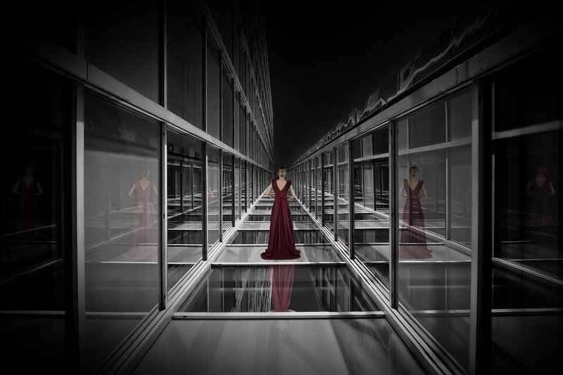 女性・アーキテクチャ・鏡・ミラー・迷宮・葛藤・迷い・ラビリンス・赤いドレス