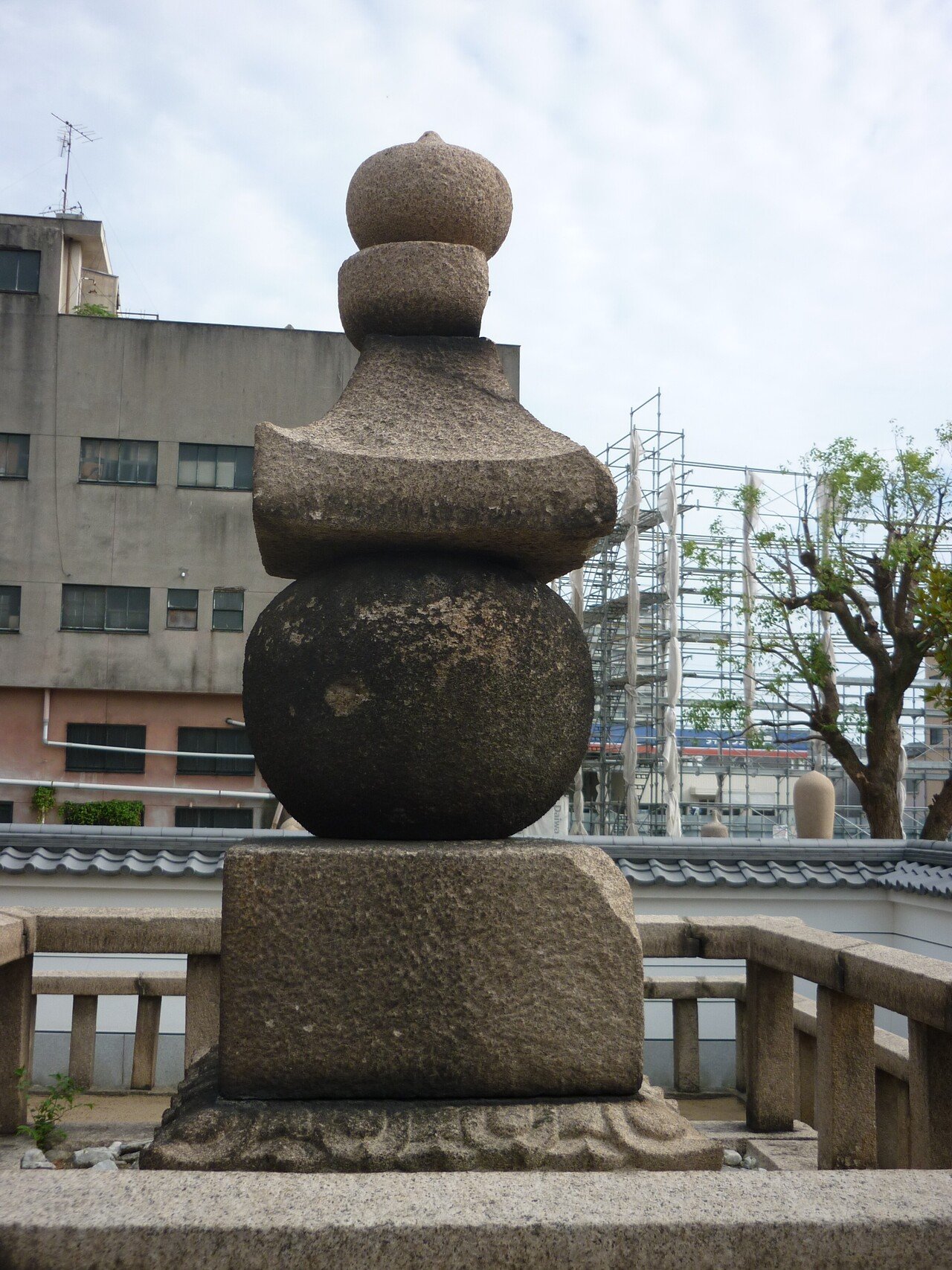 近畿地方の石造物⑦：清盛塚層塔（伝・平清盛供養塔）｜綾