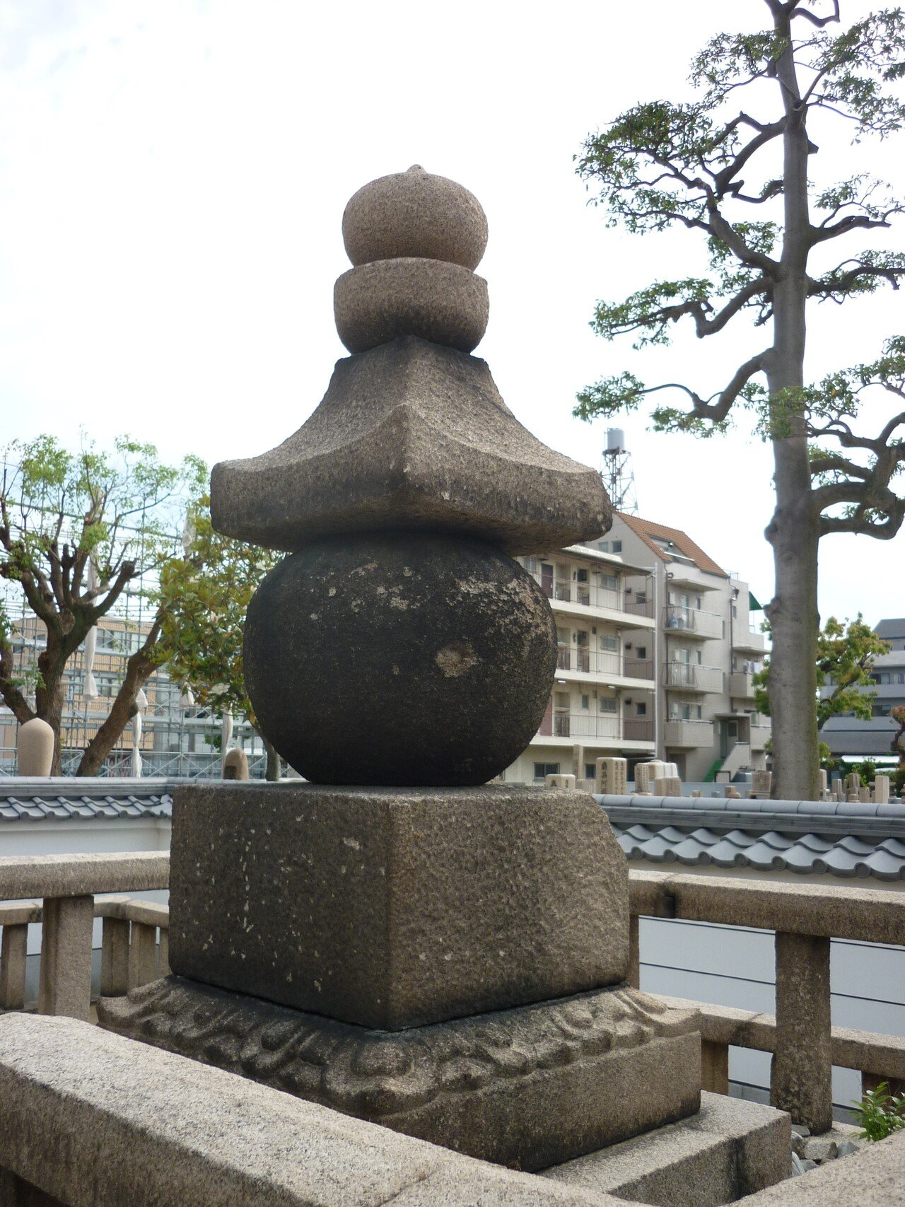 近畿地方の石造物⑦：清盛塚層塔（伝・平清盛供養塔）｜綾