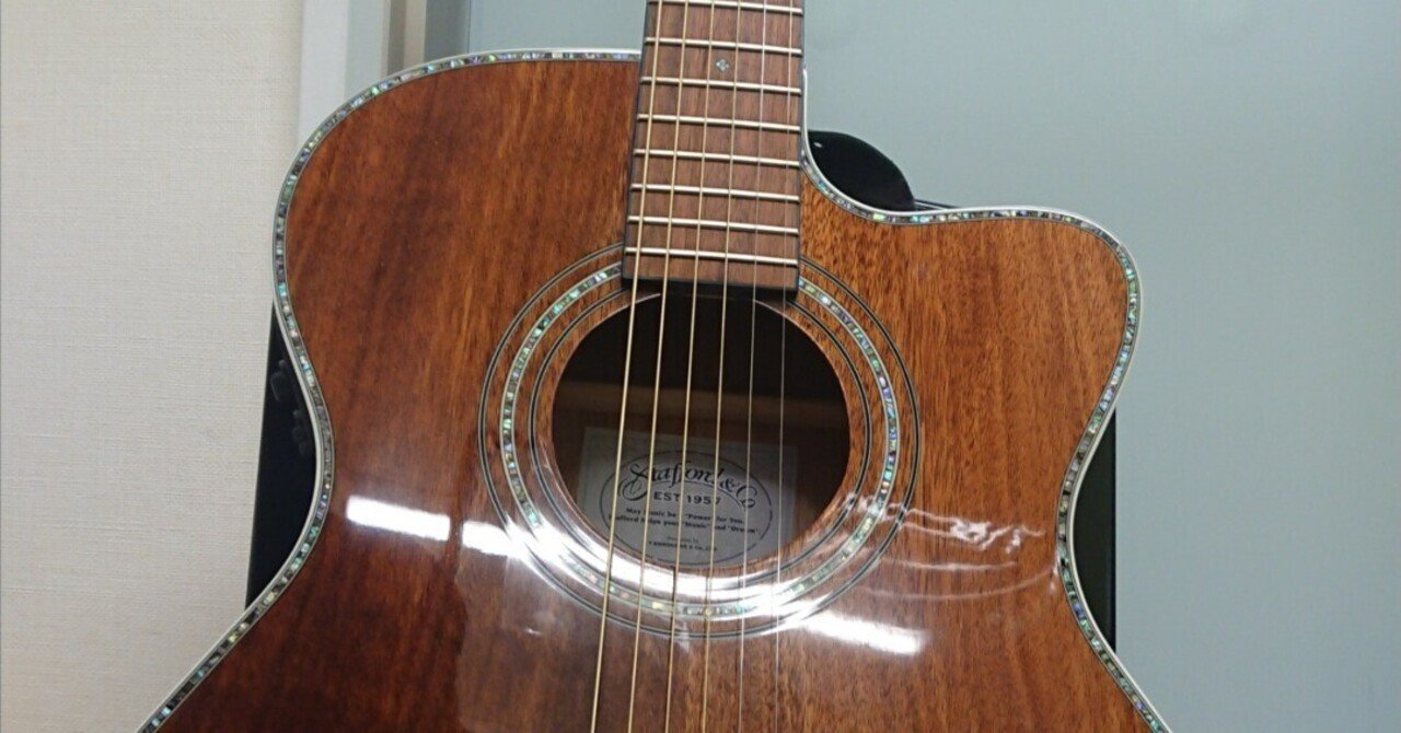 芸術的な美しい木のギター 甘い香りの音色｜美しい二本のギターで