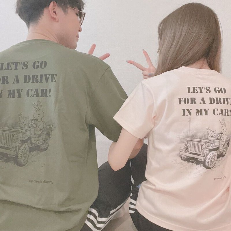 カップルでお揃いTシャツコーデ。仲の良さをアピールできます。