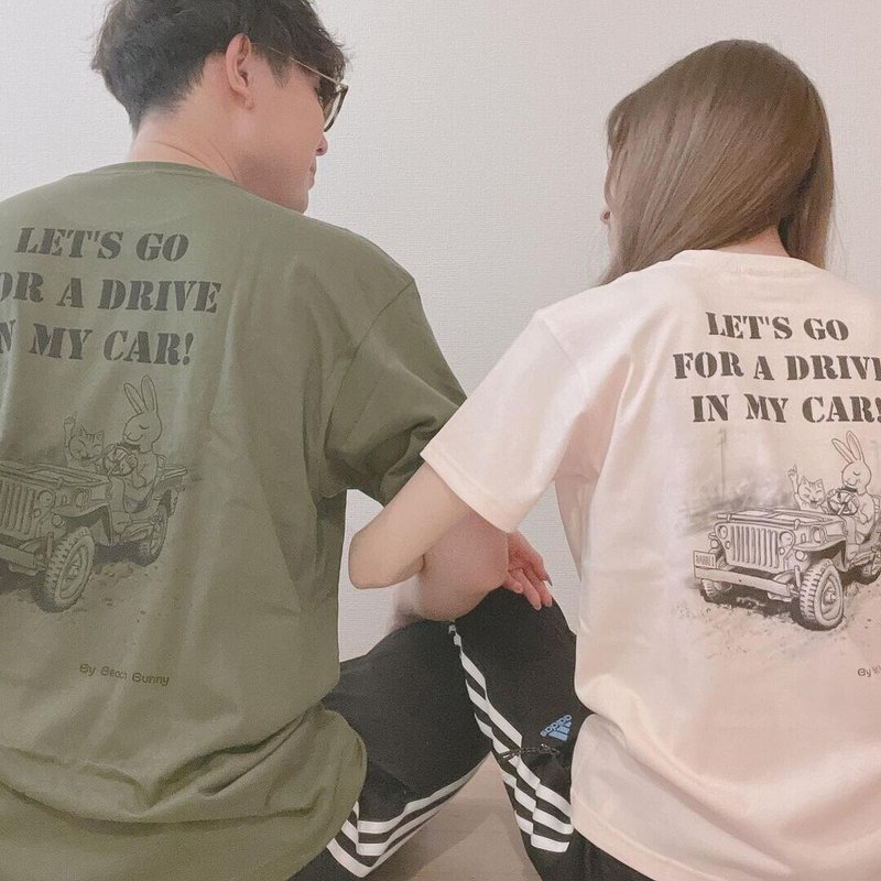 カップルでお揃いTシャツコーデ。仲の良さをアピールできます。