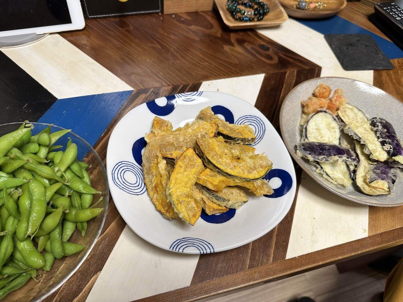 主夫ご飯 今日は野菜中心の天ぷら かぼちゃとナスと小エビ 枝豆も なんか下戸なのにお酒のアテみたい 天ぷらやるにはまだ暑かったw でも美味しい 相方はポン酢て食べるのがマスト 私はそうめん出汁 明日は何 キャットホース三世𓃠日々クリエイト Note