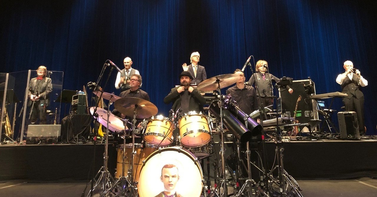 KING CRIMSONの3ドラムは、なぜギターの前にいるのか｜音楽プロデューサー 岡野博行