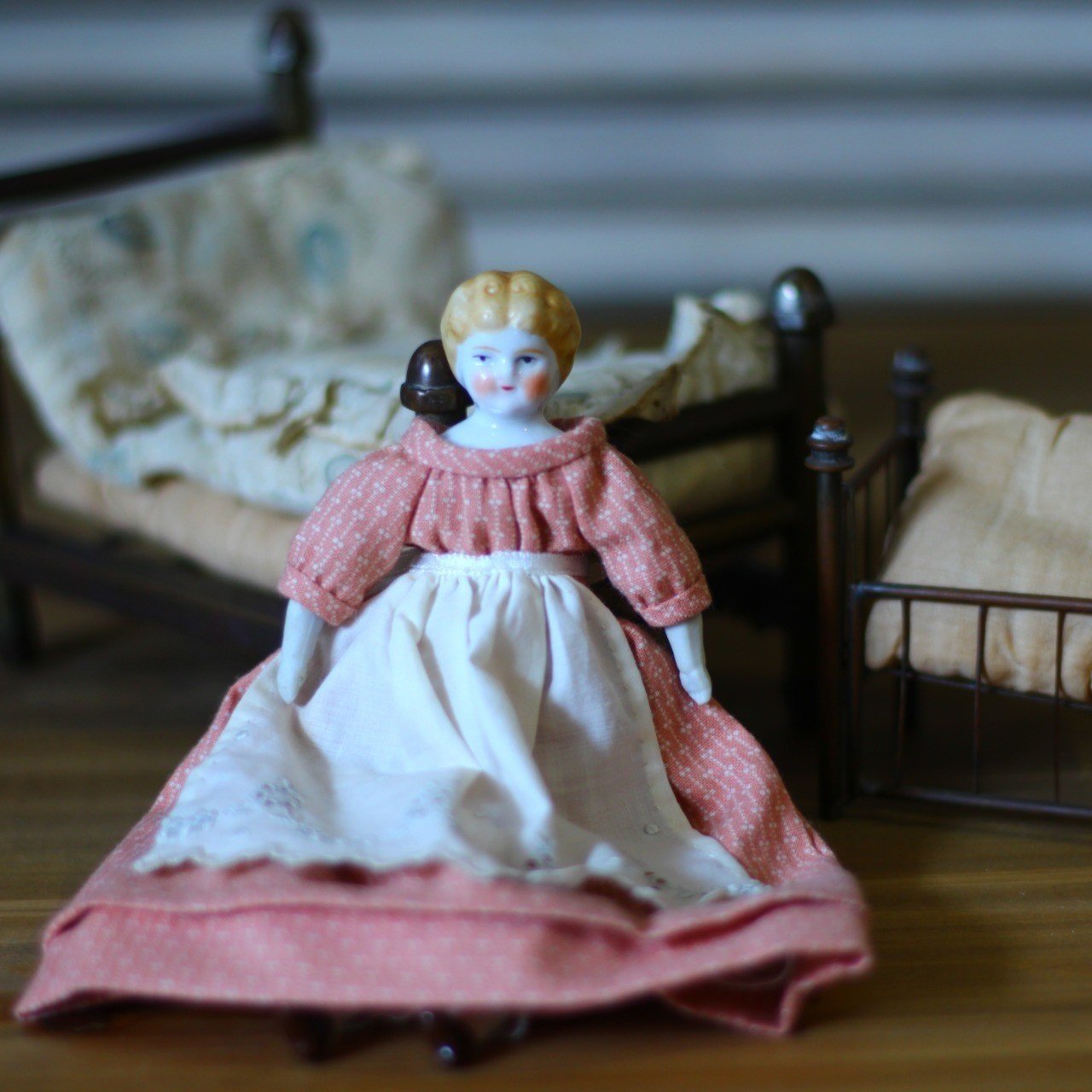 チャイナヘッドドール/アンティークドールハウスベッド UP｜cayo